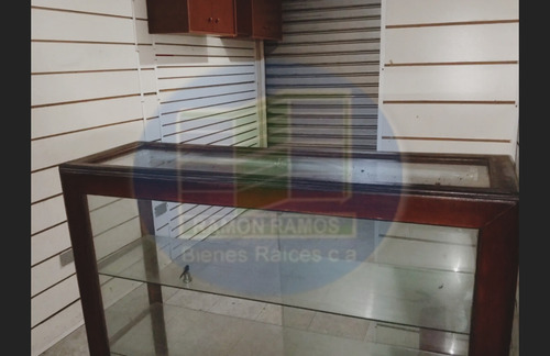Se Alquila Local Comercial En El Multicentro Maiquetía.