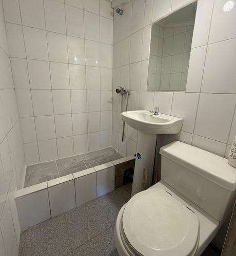 Casa En Venta, 2 Pisos, 4d+2b, Ubicada En Psje Apostol Marco