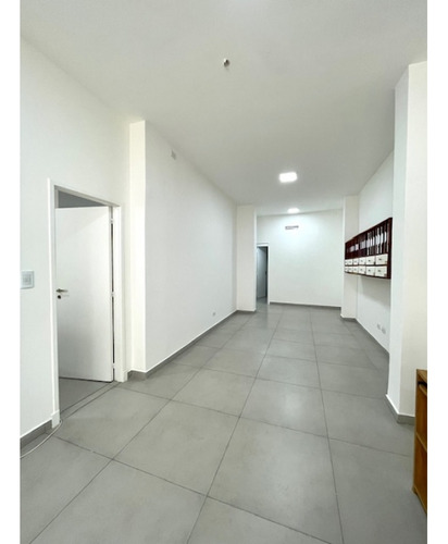 Venta En Block De 2 Locales Comerciales Reciclados. Z/ Plaza Colón.