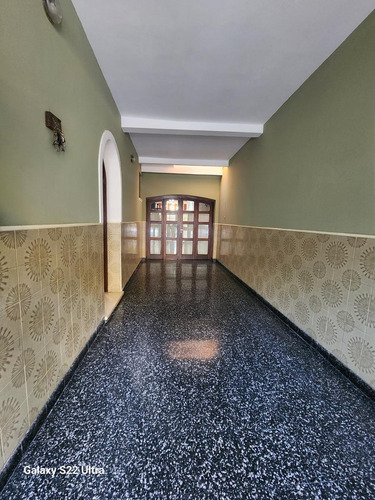 Casa En Calle Illia, A Metros De Plaza Senz Peña
