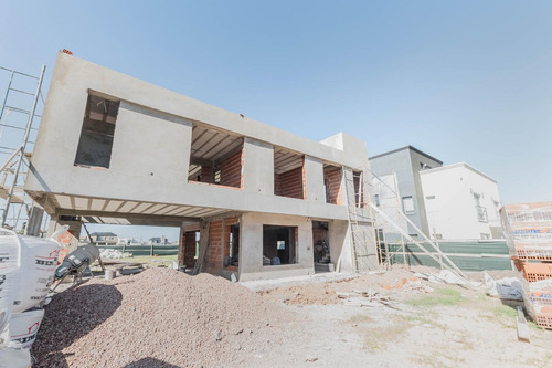 Casa 4 Ambientes A Estrenar En El Rebenque