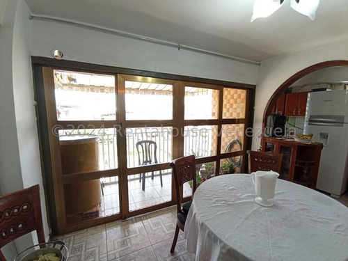 Comodo Apartamento Céntrico En Venta, Calle Carabobo, Maracay, 25-5220 Mv