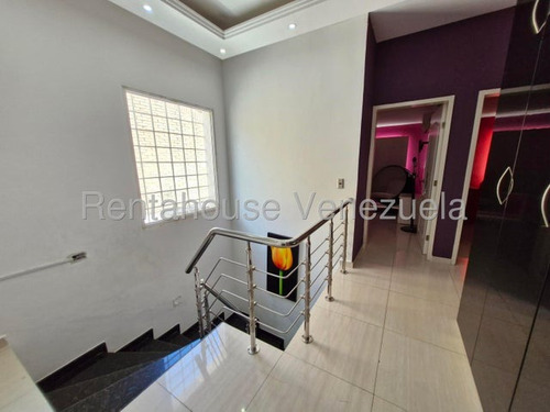 Jip 25-20572. Rentahouse Alquila Encantador Townhouse De 160 Mts2, 4 Hab., 3 Salas De Baños, 2 P/e. Excelente Ubicacion. En Urb. Los Andes, La Victoria.