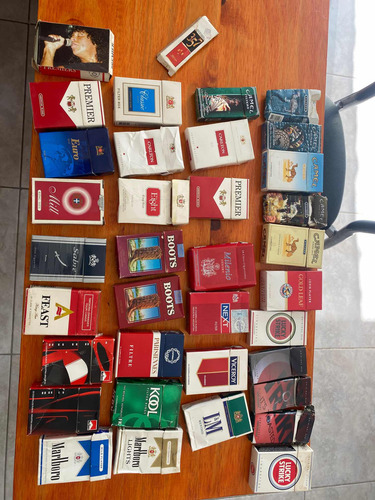Colección De Cajas Y Etiquetas De Cigarrillos