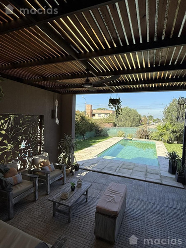 Casa En Venta En B° Cerrado Quinta Azucena