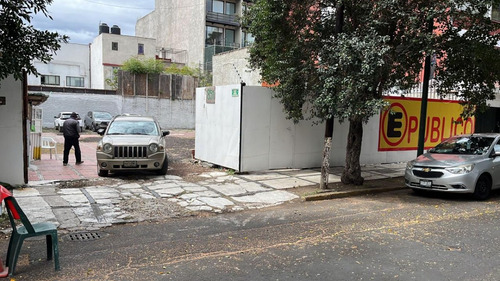 Terreno Limpio En Calle Tranquila Con Camellon De Palmeras En Colonia Narvarte