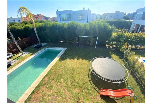 Impecable Casa 5 Ambientes. Digna De Ver