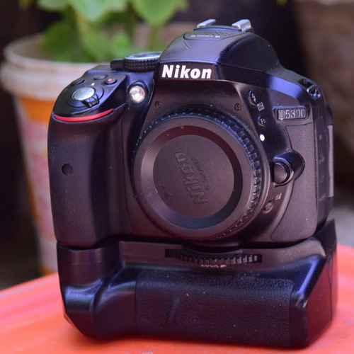 Câmera Fotográfica Nikon D5300 (corpo, Batéria, Grip)
