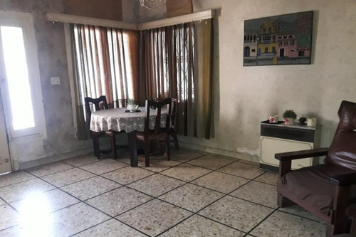 Chalet En Venta En Castelar