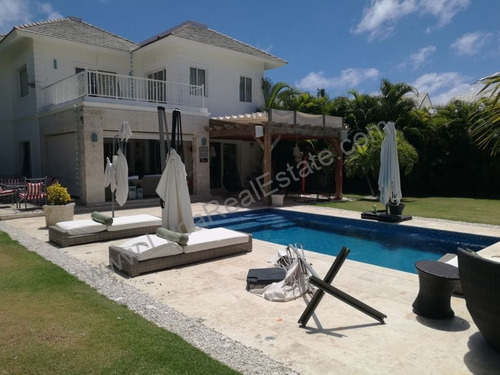 Grande Casa En Venta De 2 Niveles Con Doble Solar En Punta Cana Village