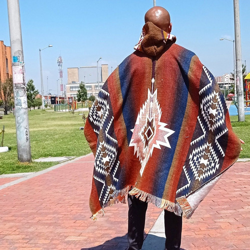Imagen 2 de 8 de Maxi Ruana Poncho Hombre Mujer Lana Alpaca Con Capota Urbana