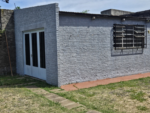 Excelente Ubicación Casa De 2 Plantas Importe Parque Jardín Al Frente Toma De Dpto Chico Como Parte De Pago