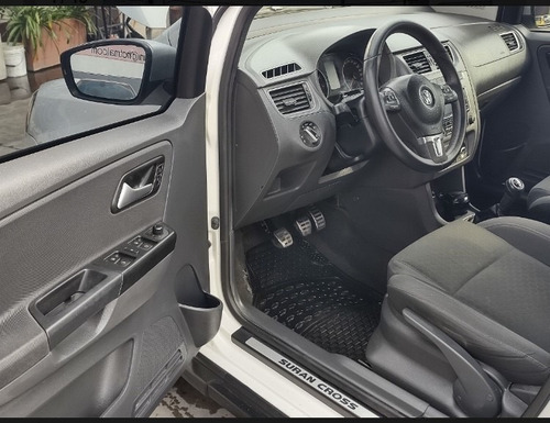 Imagen 2 de 10 de Volkswagen Suran Cross 1.6 Highline 101cv 2014