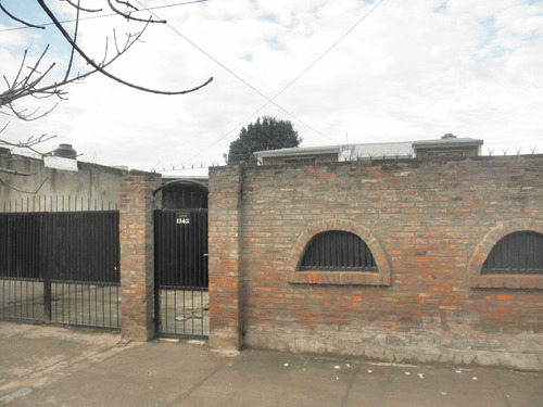 Vendo Casa Amplia Chubut 1145 - Escritura Al Día - 2 Pisos