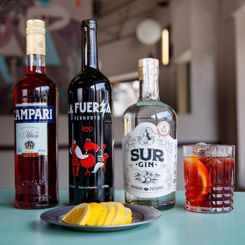 Imagen 2 de 4 de Caja Negroni By La Fuerza Con Vaso De Diseño