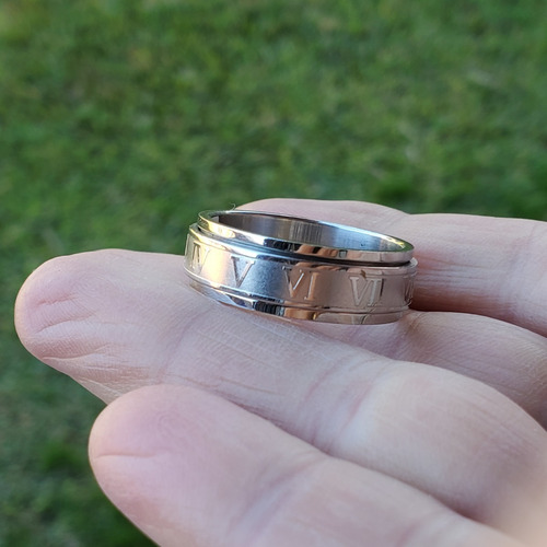 Imagen 2 de 6 de Anillo Acero Quirurgico Cardinal Giratorio Numeros Romanos