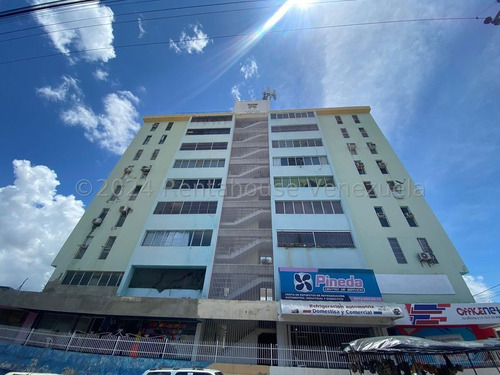 Lindo Apartamento En Venta, Rafael Gamarra Trea Para Ti, 254808, Moderno, Con Ubicación Estratégica En El Centro De Cabudare. Distribuido En 3 Habitaciones, 3 Baños, Tanques Internos Con Su Bomba.