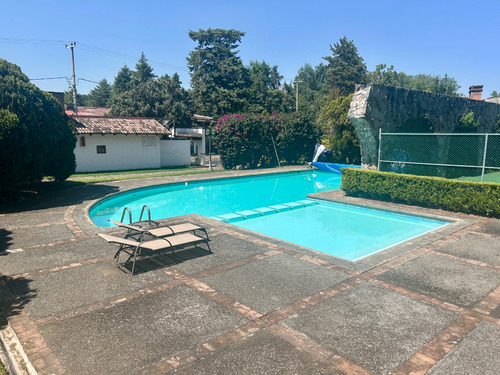 Casa En Condominio Con Alberca, Cancha De Tenis, Jardines. Excelente Ubicación