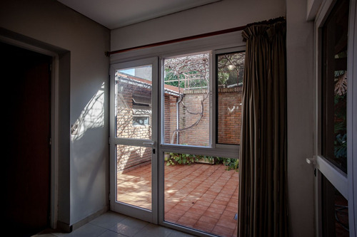 Venta| Excelente Casa De 4 Amb Desarrollada En 3 Plantas Con Dos Terrazas, Patio/jardín Y Cochera.