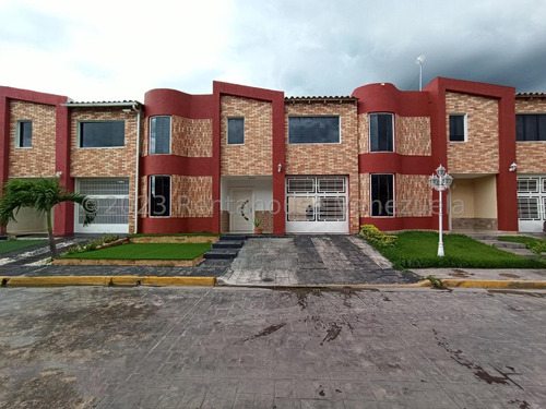 Hermoso Y Amplio Tonwhouse. Acabados En Drywall En En Techos Y Paredes 23-32008 Ec