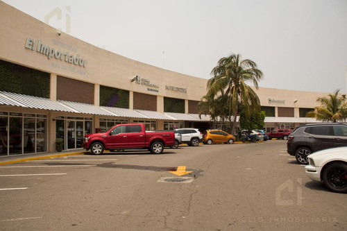 Impecable Local En Plaza Santa Ana, Amplísimo Y Mezanine