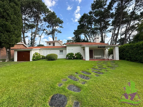 Gran Casa Estilo Tradicional De 4 Dormitorios En Alquiler En Playa Mansa