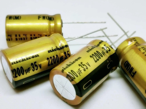 Condensatore UVZ1V222MHD: elettrolitico THT 2200uF 35VDC 16x25mm ±20