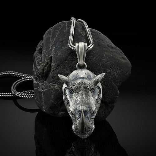 A Collar Con Colgante De Rinoceronte Con Cadena De Acero De