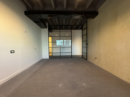 Alquiler: Oficina 3 Ambientes Con Cochera - Edificio Corporativo - Super Luminosa