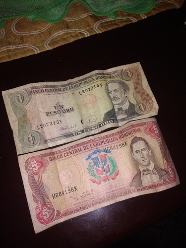 Una Papeleta De Un Peso Y Una De Cinco Pesos Antiguo