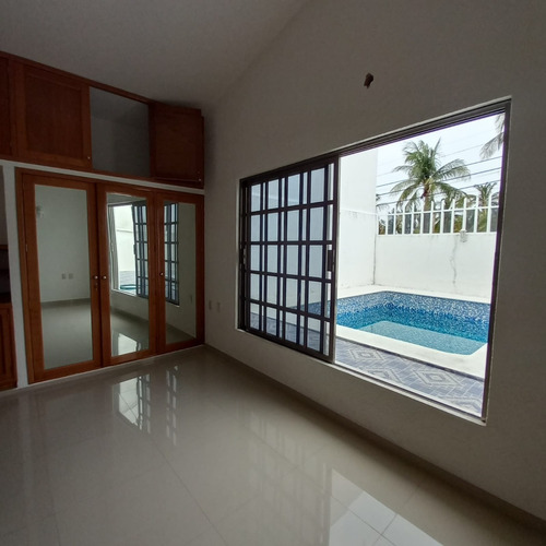 Casa Sola En Venta Costa De Oro Sobre Calle Tiburon A Calle Huachinango (frente Al Parque) Terreno Muy Amplio De 458 M2. Cuenta Con Alberca Y Paneles Solares. A 3min De Las Playas De Boca Del Rio. 