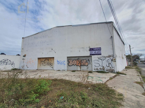 Bodega En Venta En Veracruz Sobre La Avenida Miguel Ángel De Quevedo, Cuenta Con Baños, Oficina Y Altura De Mas De 3 Metros