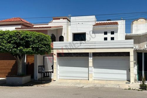 Casa En Venta En Fracc. La Campiña Con Recamara En Planta Baja Y Cochera Para 6 Carros.