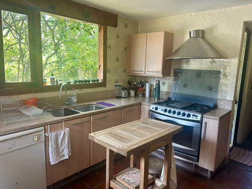 Casa En Condominio Con Alberca, Cancha De Tenis, Jardines. Excelente Ubicación