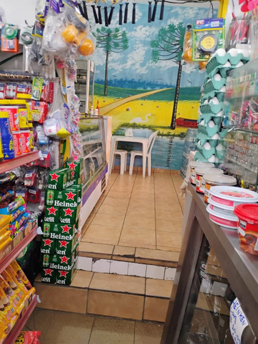 Mercado Com Espaço De Restaurante
