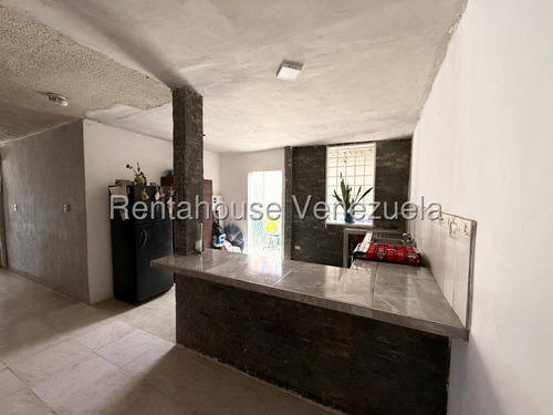 Raiza Suárez Vende Amplia Casa Ubicada En El Este De Barquisimeto 2 5 2 4 4 8 6 Con Área De Lavado, Cocina De Mampostería Y Con Fundaciones Para El Segundo Nivel.
