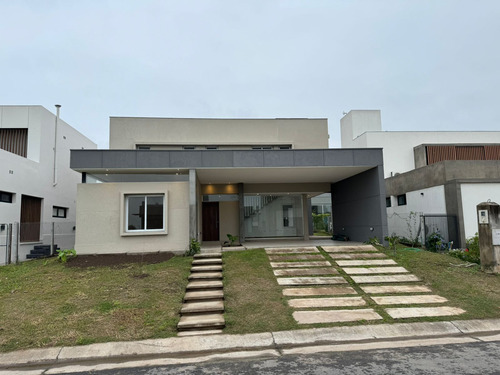 Casa En Venta De 3 Dormitorios C/ Cochera En Ingenio San Pablo