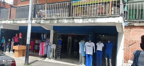 Imagen 6 de 13 de Niurka Paraguan Vende Centro Comercial Pleno Centro De Valen