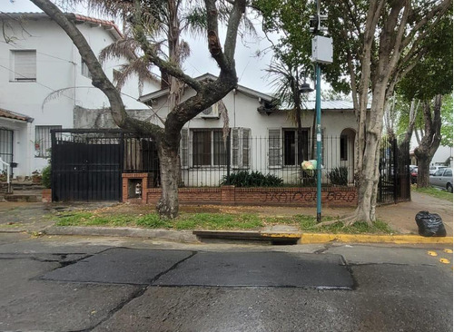 Casa En  Esquina, Zona Residencial De La Lucila 