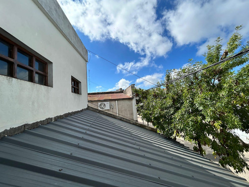 Casa Céntrica De Época Con Amplios Espacios: ¡ideal Para Renovar Y Crear Tu Hogar Ideal!