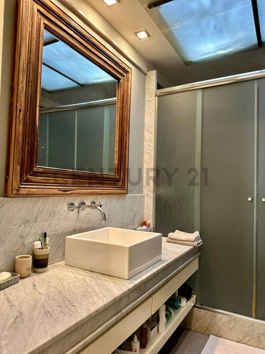 Casa De Estilo En Venta En La Plata
