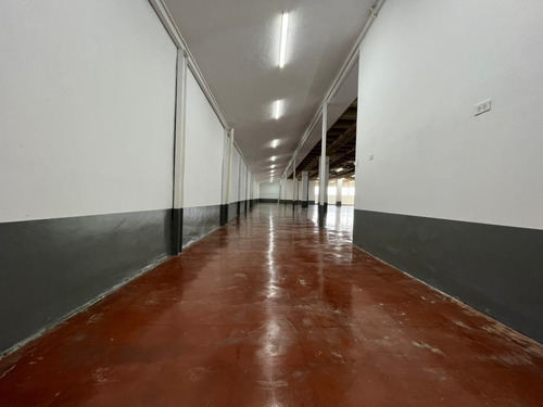 Imagen 2 de 28 de #1585 Local 320m2, Boleita Norte.