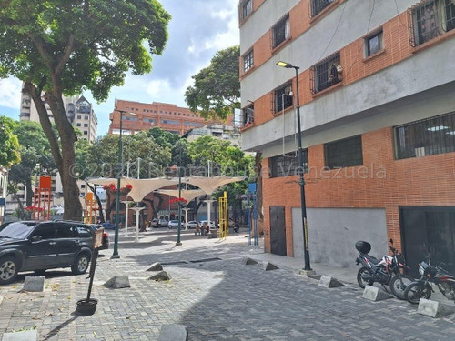 Se Vende Local Comercial A Pie De Calle En Sabana Grande. 24-11719.