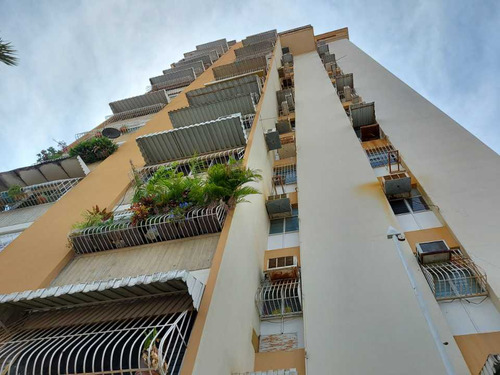 Apartamento De 140m2 En Urbanización Andres Bello En Maracay