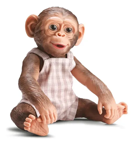 Boneco de macaco realista da marca Bambola, feito de vinil e tecido, vestindo um macacão xadrez claro e em posição sentada.