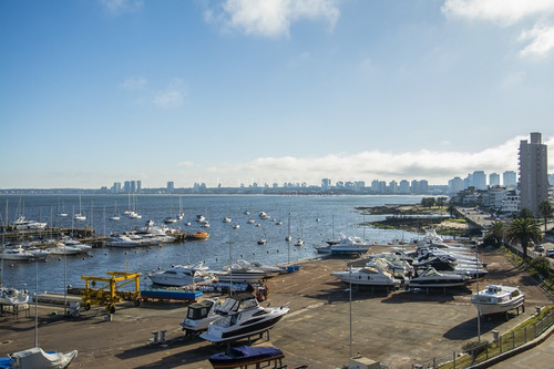 Apartamento En Venta Sobre El Puerto De Punta Del Este. Amplios Ambientes. 