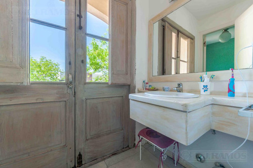 Casa Con 3 Dormitorios, Escritorio Y Playroom En Venta En Santa Barbara