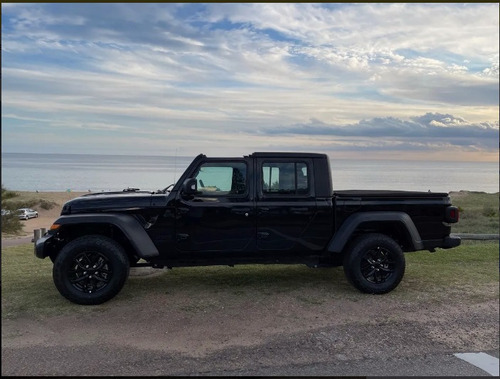 Imagen 3 de 12 de Jeep Gladiator Sport 4x4 2021