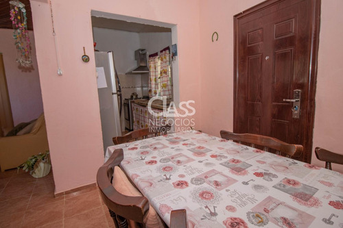 Venta Casa En Las Piedras, 2 Dormitorios, Gran Terreno.