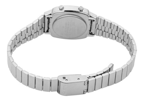 Imagen 3 de 3 de Reloj de pulsera Casio Youth LA670 de cuerpo color plateado, digital, para mujer, fondo azul, con correa de acero inoxidable color plateado, dial negro, minutero/segundero negro, bisel color plateado y hebilla de gancho